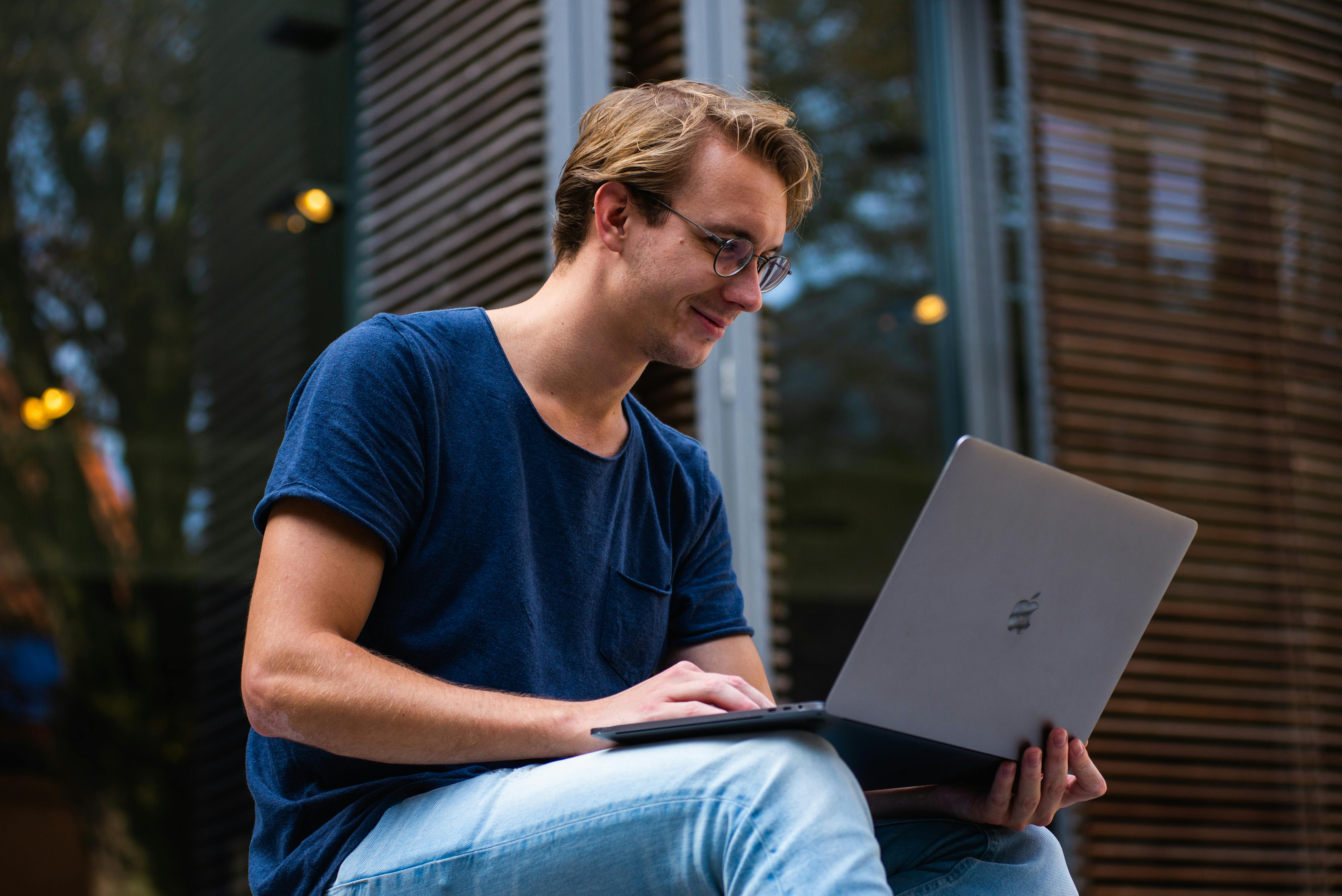 10 Effective Ways for Students to Make Money Online